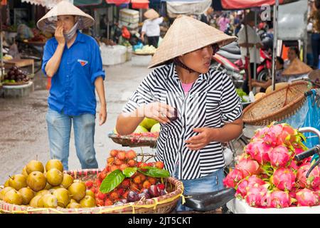 Händler und Ausstellung auf dem Straßenmarkt im Freien, Hai Phong, Vietnam Stockfoto