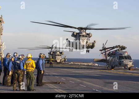 US-Seeleute beobachten, wie ein Hubschrauber des Marine Corps CH-53E Super Henglion sich auf das amphibische Angriffsschiff USS Kearsarge (LHD 3) im Atlantik vorbereitet, Sept. 140921 Stockfoto