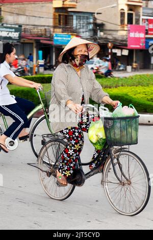 Radfahrer im Verkehr, Hai Phong, Vietnam Stockfoto