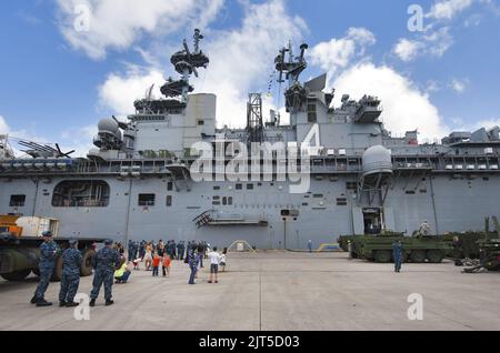 US-Matrosen, Freunde und Familienmitglieder versammeln sich auf dem Seitenhang, als das amphibische Angriffsschiff USS Boxer (LHD 4) am Joint Base Pearl Harbor-Hickam, Hawaii, 15. April 2014 140415 ankommt Stockfoto