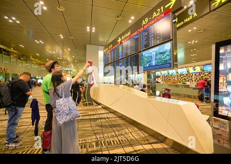 SINGAPUR - CA. JANUAR 2020: Infotafel für Flugverbindungen im Terminal 3, Flughafen Singapur Changi. Der Flughafen Changi ist ein großer Zivilist Stockfoto