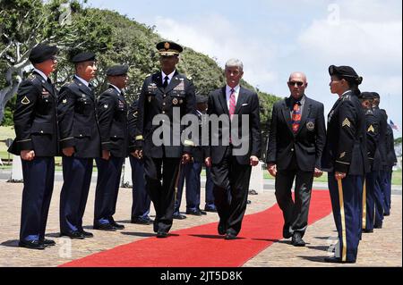 US-Armeeminister John McHugh, Mitte, zusammen mit Army General Vincent Brooks, dem Kommandanten der US-Armee Pacific, und Gene Castagnetti, dem Direktor des National Memorial Cemetery of the Pacific 130723 Stockfoto