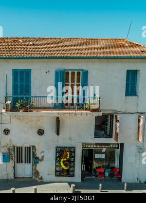 Larnaca, Zypern - 22. April 2022 - Vertikale Ansicht der alten traditionellen Häuser in der Innenstadt von Larnaca Stockfoto