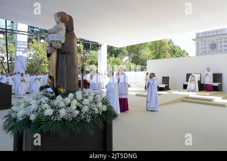 Italien, Aquila, 2022/08/28 Papst Franziskus feiert Messe vor der Basilika Santa Maria in Collemaggio, in L'Aquila, Mittelitalien, Sonntag, 28. August, 2022. Papst Franziskus wird als erster Papst seit Celestine V die Heilige Pforte der Basilika Santa Maria in Collemaggio öffnen, die erste in der Geschichte, die mit der Bulle der Vergebung vom 29. September 1294 von Papst Celestine V gegründet wurde, und das Jubiläum der Verzeihung beginnen.Photograph by Vatican Mediia/Catholic Press Photo. BESCHRÄNKT AUF REDAKTIONELLE VERWENDUNG - KEIN MARKETING - KEINE WERBEKAMPAGNEN. Stockfoto