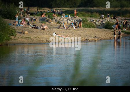 Warschau, Polen. 26. August 2022. Am 26. August 2022 werden die Menschen am Strand in Badeanzügen an der Weichsel im Zentrum von Warschau, Polen, entspannt gesehen. Obwohl die Durchschnittstemperatur in Polen im August in den letzten Wochen etwas über 19 Grad Celsius beträgt, haben die Temperaturen täglich Höchststände von mehr als 30 Grad erreicht. (Foto von Jaap Arriens/Sipa USA) Quelle: SIPA USA/Alamy Live News Stockfoto