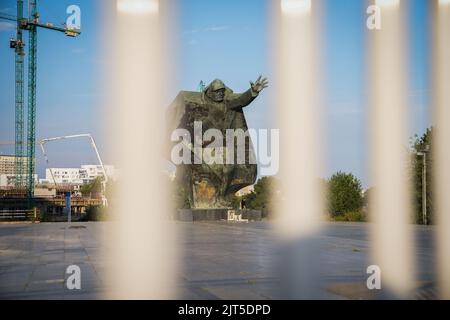 Warschau, Polen. 26. August 2022. Das Kosciuszko Infanterie-Divisionsdenkmal ist am 26. August 2022 in Warschau, Polen, zu sehen. Die Kosciuszko Infanterie-Division war eine Einheit der polnischen Armee, die der sowjetischen Führung in der östlichen Teilung Polens während des Zweiten Weltkriegs diente Polen hat nach dem Fall der Sowjetunion viele Denkmäler aus der Sowjetzeit niedergeschlagen, aber die ehemaligen Sowjetrepubliken entfernen jetzt aufgrund der russischen Invasion in der Ukraine weitere Denkmäler aus der Sowjetzeit. (Foto von Jaap Arriens/Sipa USA) Quelle: SIPA USA/Alamy Live News Stockfoto