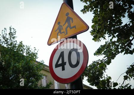 Warschau, Polen. 26. August 2022. Am 26. August 2022 ist in Warschau, Polen, ein Verkehrsschild zu sehen, das die Fahrer vor einer Verlangsamung an einem Schulkinderübergang warnt. Da die Schule am 1.. September in Polen beginnt, wird es zusätzlichen Druck auf die Institutionen geben, mit der großen Zahl von Kindern aus Familien umzugehen, die aus dem Krieg in der Ukraine geflohen sind. (Foto von Jaap Arriens/Sipa USA) Quelle: SIPA USA/Alamy Live News Stockfoto