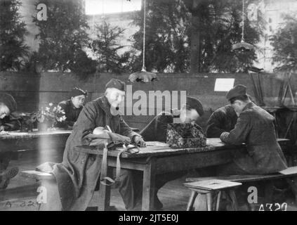 US-Soldaten an Schreibtischen in der American Red Cross Recreation Hut im Evacuation Hospital Nr. 3, Trier, Deutschland, im Februar 1919 (Anrc.00255). Stockfoto