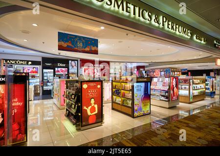 SINGAPUR – CIRCA JANUAR 2020: Körperpflegeprodukte werden im Geschäft am Flughafen Changi ausgestellt. Stockfoto