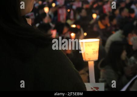 Ein Protestler hält während des Protestes gegen den ehemaligen Präsidenten Park Geun Hye eine Laterne in der Trappe. Südkorea. Stockfoto