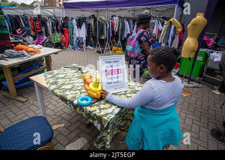 London ,24 August 2022 ,Junges Mädchen sammelt Spielzeug im Lewisham Donation Hub England . © Horst Friedrichs Stockfoto