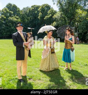 Älteres Paar und junge Dame, gekleidet für das Lincoln Steampunk Festival, Lincoln 2022 Stockfoto