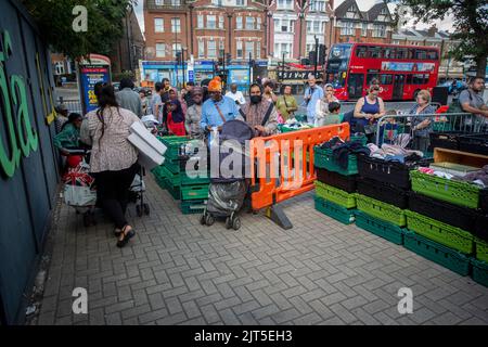 London, ,24. August 2022, Schlange an der Lebensmittelbank in London, England. Stockfoto