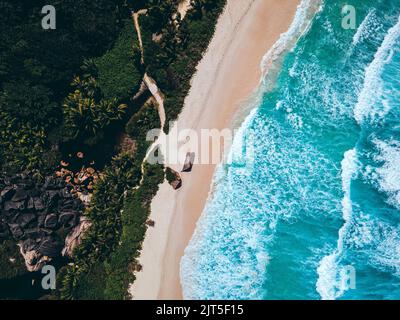 Toller Blick aus der Vogelperspektive mit einem Strand auf der Insel La Digue, Seychellen Stockfoto