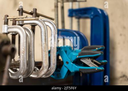 Handschellen auf dem Schweißtisch in der Autowerkstatt Stockfoto