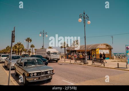 Larnaca, Zypern - 22. April 2022 - klassischer BMW am Strand von Finikoudes im Sommer unter blauem Himmel Stockfoto