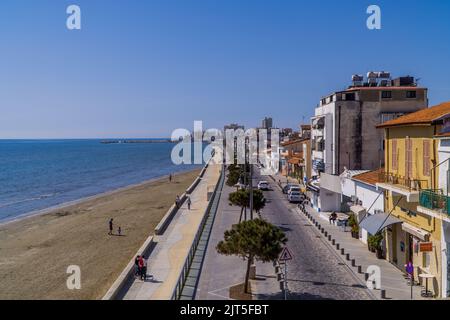 Larnaca, Zypern - 22. April 2022 - Ein Luftbild des Finikoudes Strandes von Larnaca Burg an sonnigen Tag Stockfoto