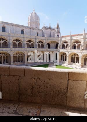 Im Inneren des Klosters Jerónimos, das zum UNESCO-Weltkulturerbe gehört, im Stadtteil Belem von Lissabon, Portugal. Stockfoto