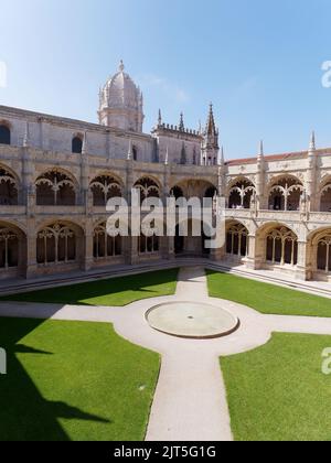 Im Inneren des Klosters Jerónimos, das zum UNESCO-Weltkulturerbe gehört, im Stadtteil Belem von Lissabon, Portugal. Stockfoto