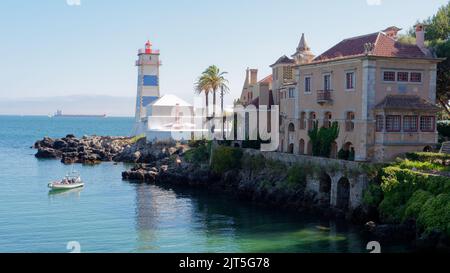 Casa de Santa Maria (Haus der Heiligen Maria) mit dem Leuchtturm von Santa Marta dahinter, Cascais, Stadtteil Lissabon, Portugal. Stockfoto