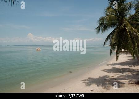 Cove, Batu Ferringhi, Penang, Malaysia, Asien. Schöner Meerblick mit Sand und Meer. Baru Ferringhi ist das touristische Gebiet von Penang (die Perle der Stockfoto