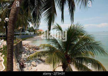 Cove, Batu Ferringhi, Penang, Malaysia, Asien. Schöner Meerblick mit Sand und Meer. Baru Ferringhi ist das touristische Gebiet von Penang (die Perle der Stockfoto