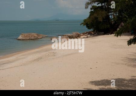 Cove, Batu Ferringhi, Penang, Malaysia, Asien. Schöner Meerblick mit Sand und Meer. Baru Ferringhi ist das touristische Gebiet von Penang (die Perle der Stockfoto