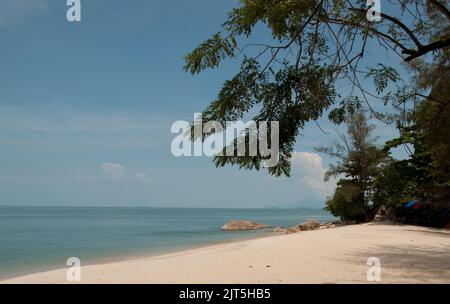 Cove, Batu Ferringhi, Penang, Malaysia, Asien. Schöner Meerblick mit Sand und Meer. Baru Ferringhi ist das touristische Gebiet von Penang (die Perle der Stockfoto