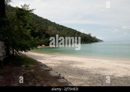 Cove, Batu Ferringhi, Penang, Malaysia, Asien. Schöner Meerblick mit Sand und Meer. Baru Ferringhi ist das touristische Gebiet von Penang (die Perle der Stockfoto