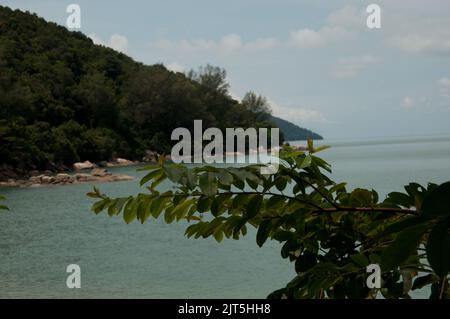 Cove, Batu Ferringhi, Penang, Malaysia, Asien. Schöner Meerblick mit Sand und Meer. Baru Ferringhi ist das touristische Gebiet von Penang (die Perle der Stockfoto