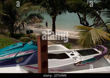 Blick auf Cove from the Road, Batu Ferringhi, Penang, Malaysia, Asien. Schöner Meerblick mit Sand und Meer. Baru Ferringhi ist das Touristengebiet von Pen Stockfoto