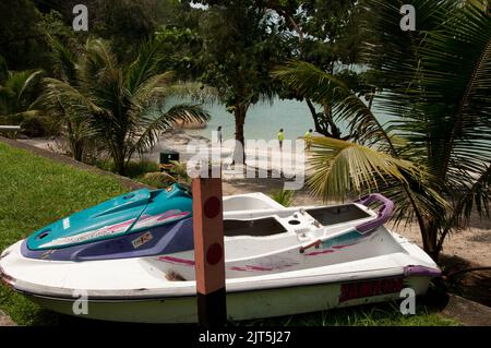 Blick auf Cove from the Road, Batu Ferringhi, Penang, Malaysia, Asien. Schöner Meerblick mit Sand und Meer. Baru Ferringhi ist das Touristengebiet von Pen Stockfoto