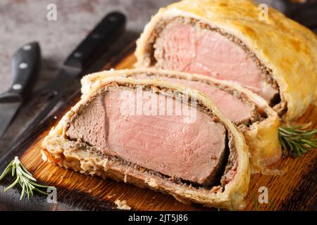 Beef Wellington klassische Steak Gericht Nahaufnahme auf rustikalem Holzbrett. Horizontal Stockfoto