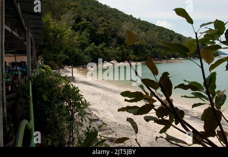 Cove, Batu Ferringhi, Penang, Malaysia, Asien. Schöner Meerblick mit Sand und Meer. Baru Ferringhi ist das touristische Gebiet von Penang (die Perle der Stockfoto