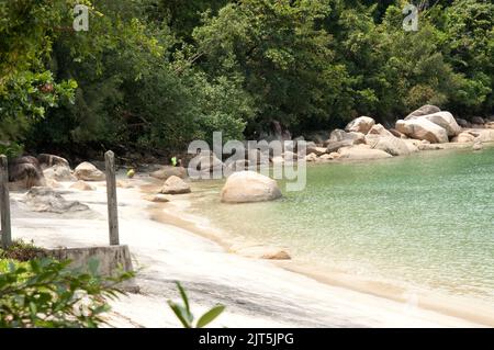 Cove, Batu Ferringhi, Penang, Malaysia, Asien. Schöner Meerblick mit Sand und Meer. Baru Ferringhi ist das touristische Gebiet von Penang (die Perle der Stockfoto