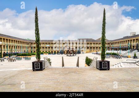 28. April 2022: Halifax, West Yorkshire, Großbritannien - der Hof der Piece Hall, 1779 als Marktplatz für lokale Weber eröffnet und als Grade-I-Listed gelistet Stockfoto