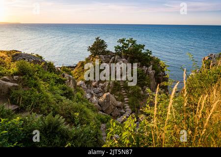 Sonnenuntergang am Røverborgen an der Ostseeküste auf bornholm dänemark Stockfoto