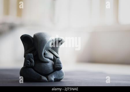 Idol von lord ganesha für die Anbetung während ganesh chaturthifest in maharashtra indien. Vor schwarzem Hintergrund geschossen. Stockfoto