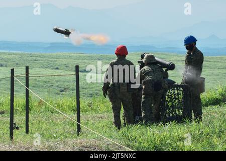 Yamato, Japan. 28. August 2022. Mitglieder der japanischen Selbstverteidigungskräfte feuern Panzerabwehrrakete vom Typ 01 während der gemeinsamen US-japanischen Militärübung „Orient Shield 2022“ in Kumamoto, Japan, am Sonntag, 28. August 2022. Foto von Keizo Mori/UPI Credit: UPI/Alamy Live News Stockfoto