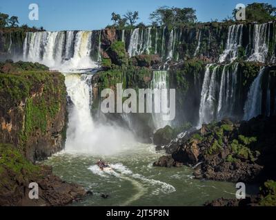 Touristenboot zur Erkundung der Iguzu-Wasserfälle an der Grenze zwischen Argentinien und Brasilien. Stockfoto