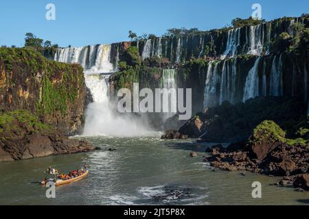 Touristenboot zur Erkundung der Iguzu-Wasserfälle an der Grenze zwischen Argentinien und Brasilien. Stockfoto