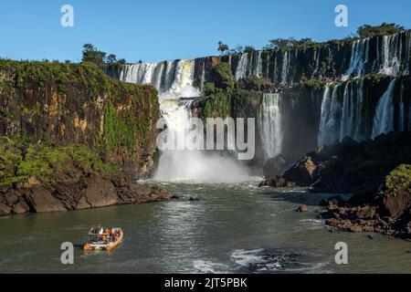 Touristenboot zur Erkundung der Iguzu-Wasserfälle an der Grenze zwischen Argentinien und Brasilien. Stockfoto