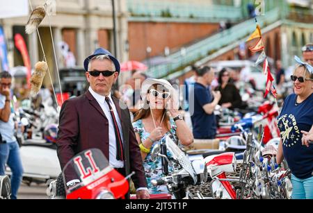 Brighton, Großbritannien. 28. August 2022. Hunderte von Mods in Brighton heute, wie sie ihre Mod Weekender Veranstaltung genießen, die Reiten auf ihren Motorroller und verschiedene Live-Musik-Shows umfasst . : Credit Simon Dack/Alamy Live News Stockfoto