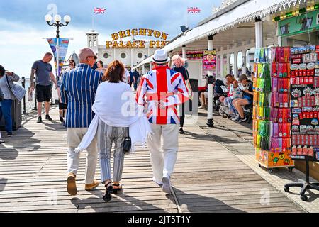 Brighton, Großbritannien. 28. August 2022. Es ist Zeit für einen Spaziergang am Pier, denn Hunderte von Mods sind heute in Brighton, während sie ihre Mod Weekender-Veranstaltung genießen, die eine Fahrt mit ihren Motorroller und verschiedene Live-Musikshows umfasst. : Credit Simon Dack/Alamy Live News Stockfoto