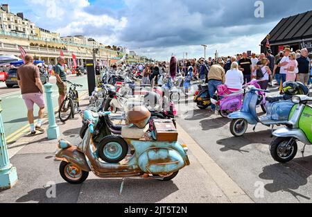 Brighton, Großbritannien. 28. August 2022. Hunderte von Mods in Brighton heute, wie sie ihre Mod Weekender Veranstaltung genießen, die Reiten auf ihren Motorroller und verschiedene Live-Musik-Shows umfasst . : Credit Simon Dack/Alamy Live News Stockfoto