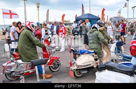 Brighton, Großbritannien. 28. August 2022. Hunderte von Mods in Brighton heute, wie sie ihre Mod Weekender Veranstaltung genießen, die Reiten auf ihren Motorroller und verschiedene Live-Musik-Shows umfasst . : Credit Simon Dack/Alamy Live News Stockfoto