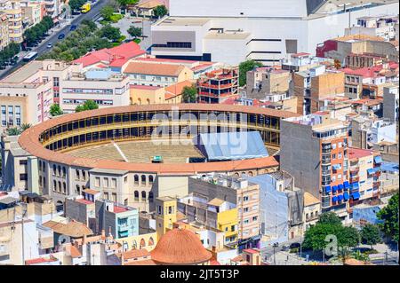 Stierkampfarena, umgeben von anderen städtischen Gebäuden. Von der berühmten Militärfestung aus hat man einen Blick in den hohen Winkel. Stockfoto