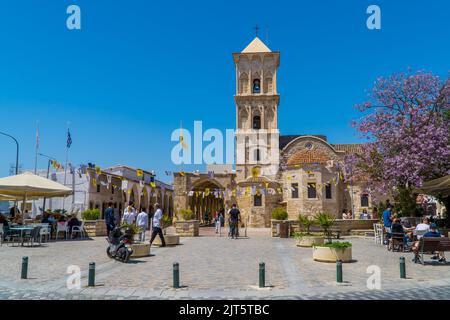 Larnaca, Zypern - 22. April 2022 - ehrliche Straßenfotografie von Menschen in der St. Lazarus Kirche im Sommer unter blauem Himmel Stockfoto