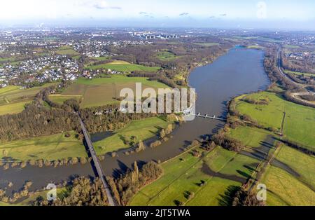 Luftaufnahme, Überschwemmung und Überschwemmung des Ruhrgebiets am Schlepppfad zwischen Kemnader See und Hattingen mit der Ruhrbrücke Kemnade und dem Wehr Kemnade im Wehr Stockfoto