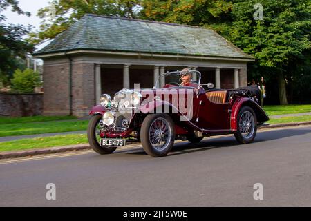 1934, 30s dreißiger Jahre, roter Singer Bantam Tourer Cabrio 972cc, Ankunft auf der jährlichen Stanley Park Classic Car Show in den Ital Gardens. Stanley Park Classics Yesteryear Motor Show, veranstaltet von Blackpool Vintage Vehicle Preservation Group, Großbritannien. Stockfoto